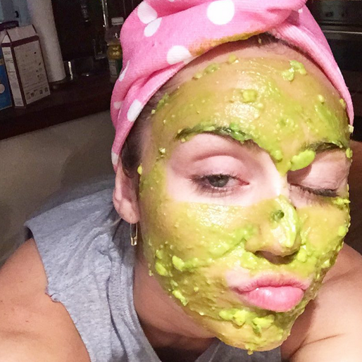 Miley Cyrus har mosad avokado i ansiktet för att gå glow i hyn. Miley Cyrus har mosad avokado i ansiktet för att gå glow i hyn.